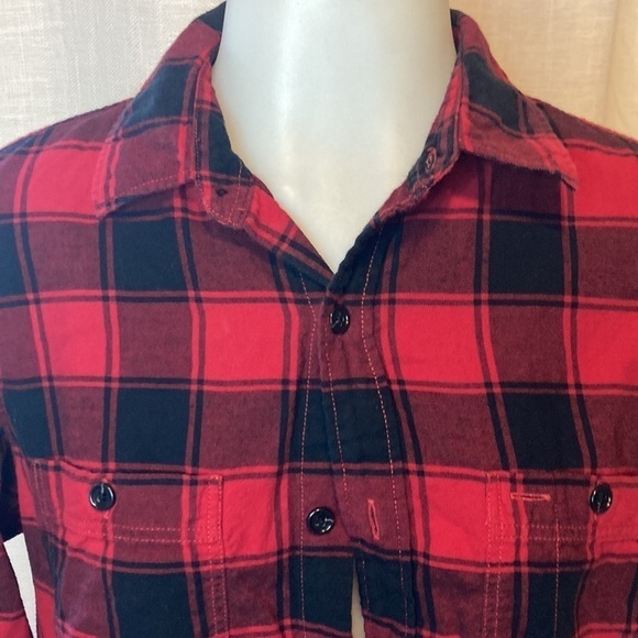 Gap flannel size medium, red and black perfect for fall and winter button up - Picture 2 of 9